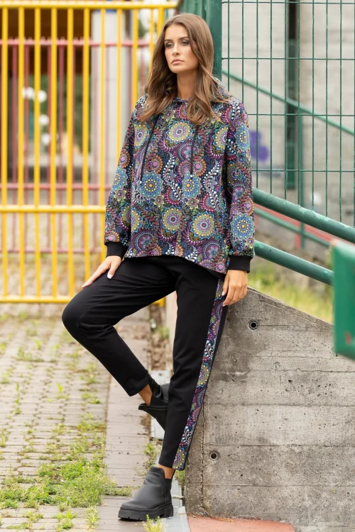 bluza-luźna-z-kapturem-i-spodnie-czarne-luźne-z-lampasem-Vippi-Design-79.jpg