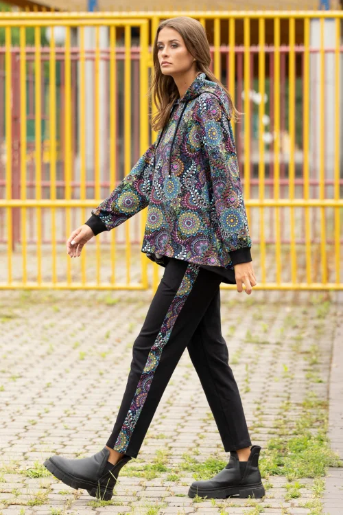 bluza-luźna-z-kapturem-i-spodnie-czarne-luźne-z-lampasem-Vippi-Design-81.jpg