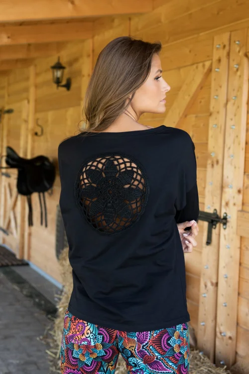 bluzka-czarna-trapezowa-z-rozetą-szyelkową-spodnie-z-szydełkowym-lampasem--LILY-czarna-vippi-design-3.jpg