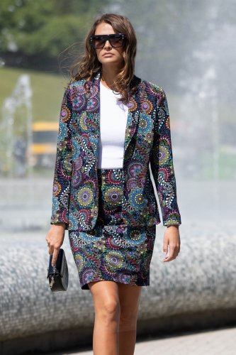 bluzka-biała-prążek,-marynarka-krótka,-spódnica-mini-prosta-RIO-Vippi-Design-4a.jpg