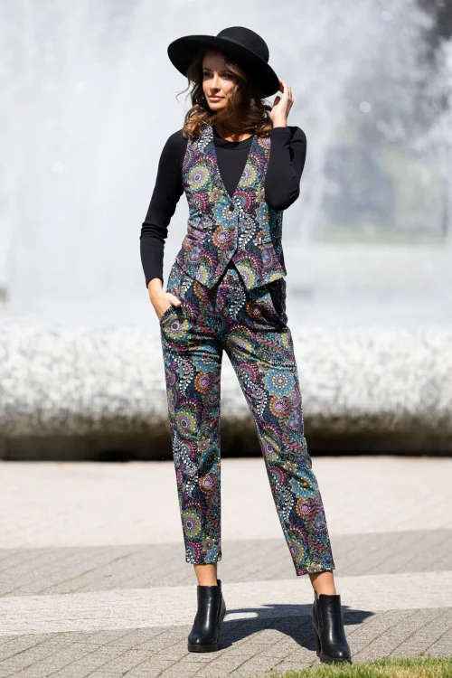 bluzka-czarna,-kamizelka-i-spodnie-wąskie-w-kant-RIO-Vippi-Design-16.jpg