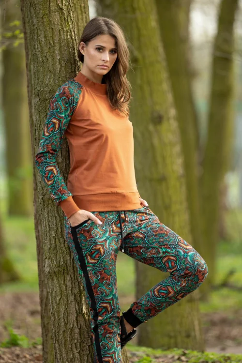 bluzka-camelowa-sportowa-i-spodnie-z-lampasami-vippidesign-5.jpg