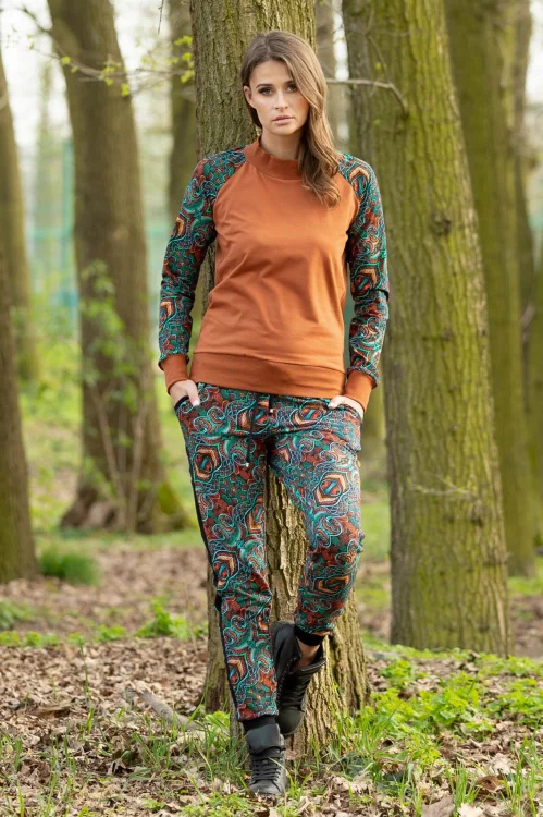 bluzka-camelowa-sportowa-i-spodnie-z-lampasami-vippidesign-6.jpg