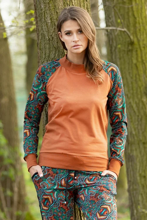 bluzka-camelowa-sportowa-i-spodnie-z-lampasami-vippidesign-6a.jpg