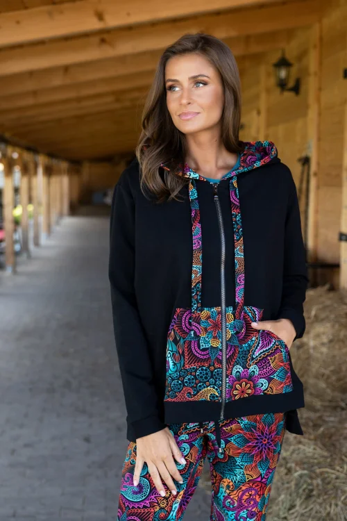 luza-oversize-czarna,-bluzka-petrol-z-aplikacjami-i-spodnie-kolorowe--LILY-vippi-design-2-1.jpg