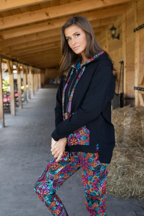 luza-oversize-czarna,-bluzka-petrol-z-aplikacjami-i-spodnie-kolorowe--LILY-vippi-design-3-1.jpg