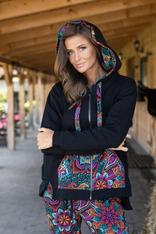 luza-oversize-czarna,-bluzka-petrol-z-aplikacjami-i-spodnie-kolorowe--LILY-vippi-design-5-1.jpg