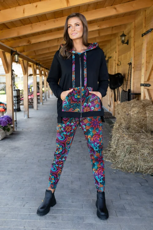 luza-oversize-czarna,-bluzka-petrol-z-aplikacjami-i-spodnie-kolorowe--LILY-vippi-design-1.jpg