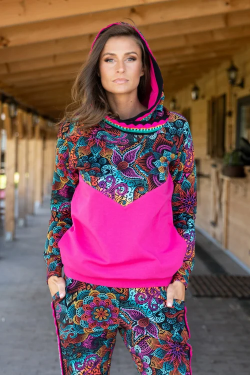 Bluza-czarna-z-kapturem-i-szydełkową-koronką-LILY-czarna-vippi-design-6.jpg