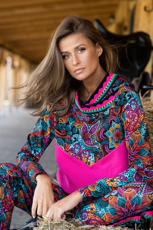 Bluza-czarna-z-kapturem-i-szydełkową-koronką-LILY-czarna-vippi-design-8.jpg