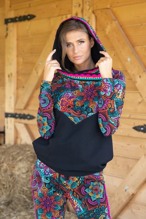 Bluza--z-kapturem-i-szydełkową-koronką-LILY-czarna-vippi-design-6.jpg