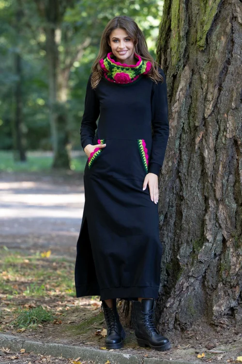 sukienka-dluga-z-rozporkami-i-golfem-szydelkowym-czarna-vippi-design-KG-art.jpg