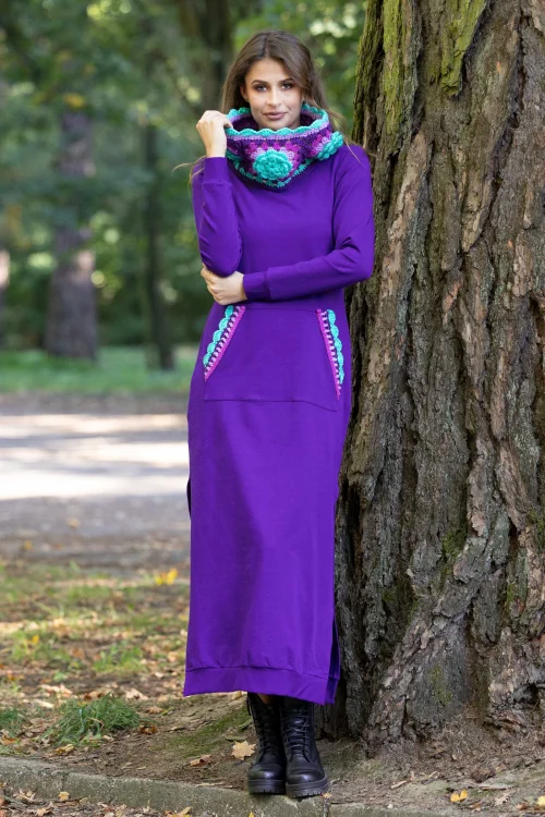 sukienka-dluga-z-rozporkami-i-golfem-szydelkowym-fioletowa-ciemna-vippi-design-KG-art.jpg