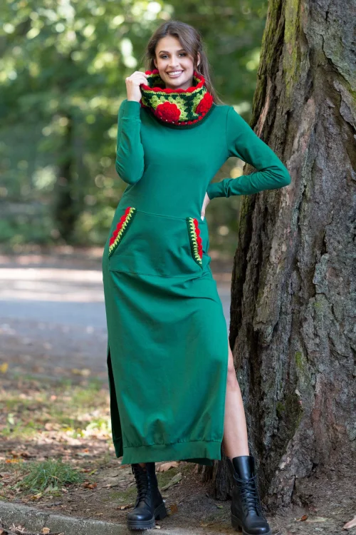sukienka-dluga-z-rozporkami-i-golfem-szydelkowym-zielona-z-czerwonymi-kwiatkami-vippi-design-KG-art-2.jpg