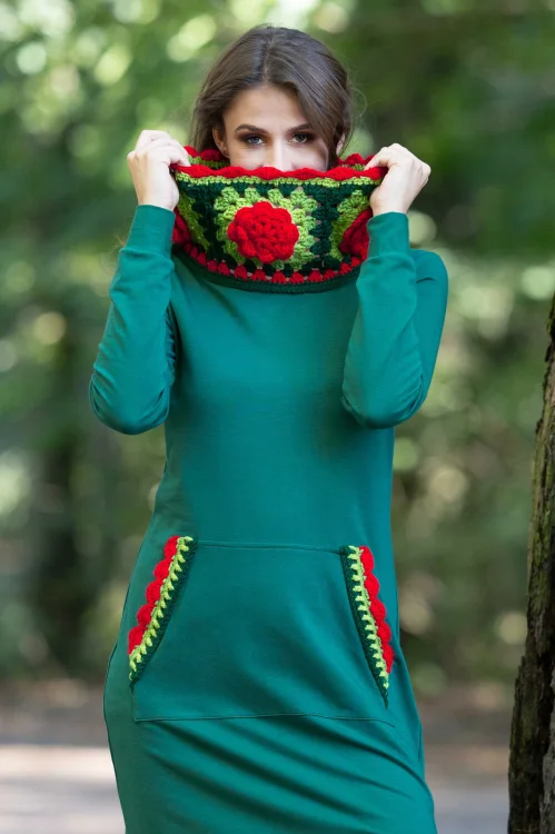 sukienka-dluga-z-rozporkami-i-golfem-szydelkowym-zielona-z-czerwonymi-kwiatkami-vippi-design-KG-art.jpg
