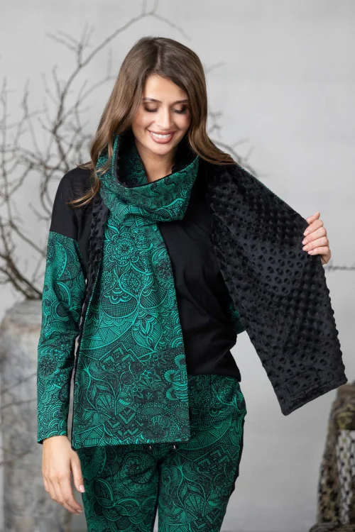 szalik-i-bluzka-trapezowa-czarna-dekolt-V-spodnie-sportowe-z-lampasami-AZURE-vippi-design- 11.jpg