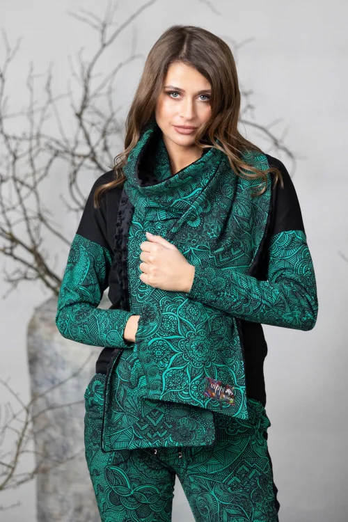 szalik-i-bluzka-trapezowa-czarna-dekolt-V-spodnie-sportowe-z-lampasami-AZURE-vippi-design-5.jpg