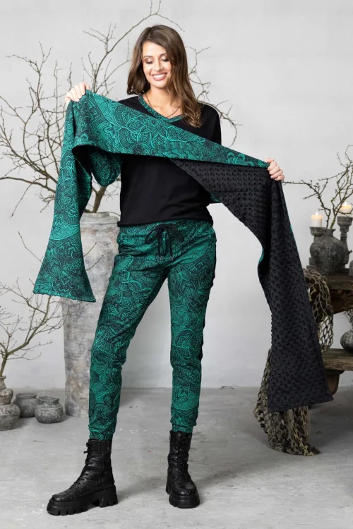 szalik-i-bluzka-trapezowa-czarna-dekolt-V-spodnie-sportowe-z-lampasami-AZURE-vippi-design.jpg