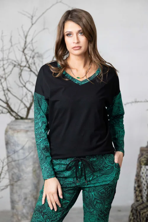 bluzka-trapezowa-czarna-dekolt-V-spodnie-sportowe-z-lampasami-AZURE-vippi-design-2.jpg