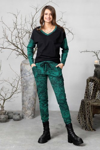 bluzka-trapezowa-czarna-dekolt-V-spodnie-sportowe-z-lampasami-AZURE-vippi-design.jpg