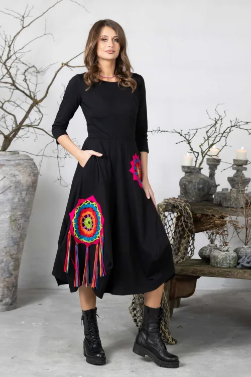 sukienka-czarna-z-szydełkowymi-mandalami-i-frędzlami-KGart-Vippi-design-5.jpg