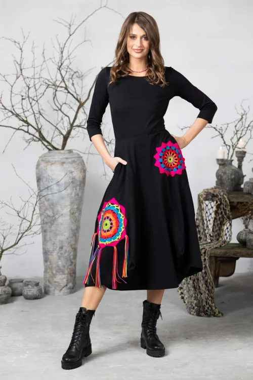 sukienka-czarna-z-szydełkowymi-mandalami-i-frędzlami-KGart-Vippi-design14.jpg