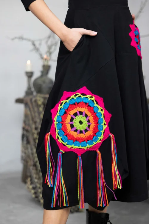 sukienka-czarna-z-szydełkowymi-mandalami-i-frędzlami-KGart-Vippi-design-16.jpg