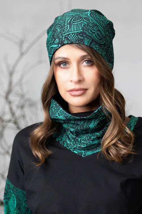 komin-i--czapka--i-bluzka-trapezowa-czarna-dekolt-V-spodnie-sportowe-z-lampasami-AZURE-vippi-design--4.jpg