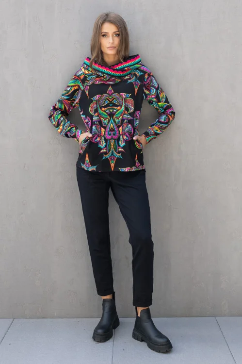 spodnie-czarne-z-mankietami-i-bluza-z-szydełkową-plisą-RAVEL-vippi-design.jpg