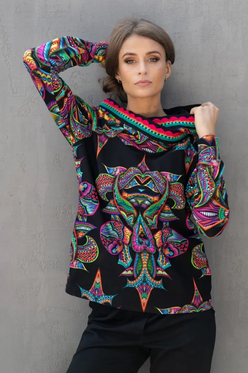 spodnie-czarne-z-mankietami-i-bluza-z-szydełkową-plisą-RAVEL-vippi-design-3.jpg