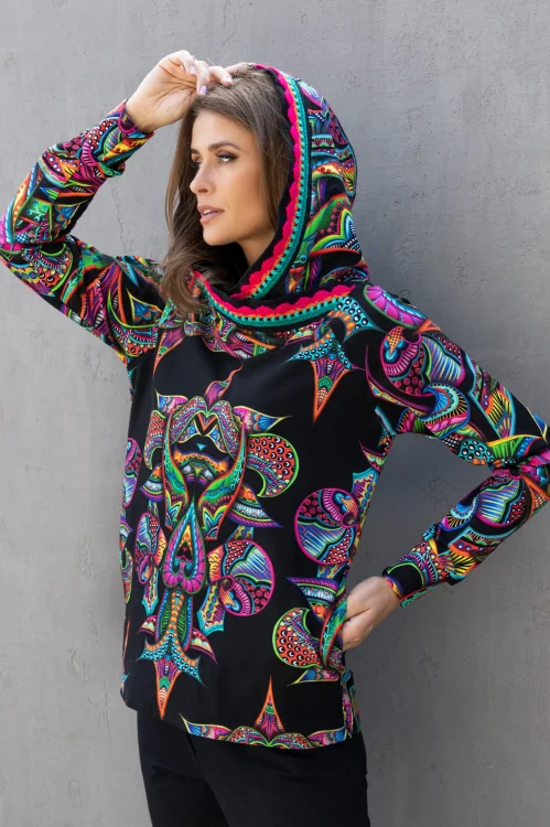 spodnie-czarne-z-mankietami-i-bluza-z-szydełkową-plisą-RAVEL-vippi-design-4.jpg