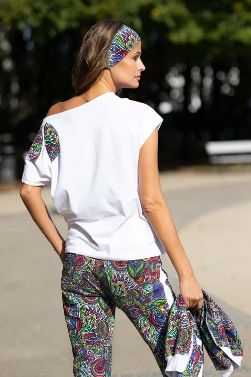 bluzka-biała-z-aplikacją-i-spodnie-sportowe-z-lampasami-FLORAL-white-vippi-design--3.jpg