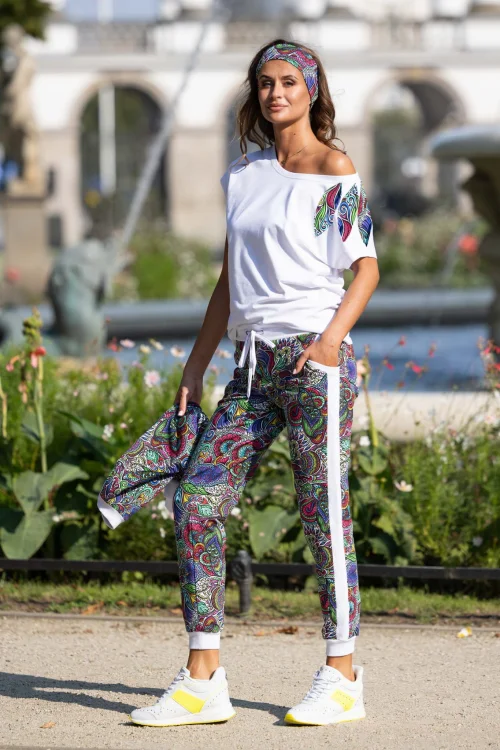 bluzka-biała-z-aplikacją-i-spodnie-sportowe-z-lampasami-FLORAL-white-vippi-design--5.jpg
