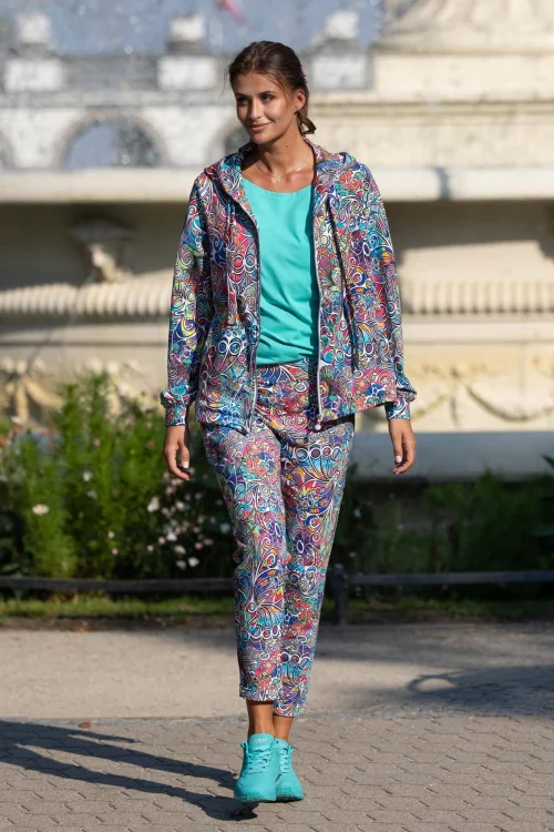 Spodnie-z-mankietami-i-bluzka-z-aplikacją-miętowa-i-bluza-z-kontrą--Vitraż-vippi-design-3.jpg