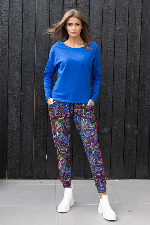 spodnie-z-szydełkowym-lampasem-i-bluzka-trapezowa-z-rozetą--MAVI-vippi-design.jpeg