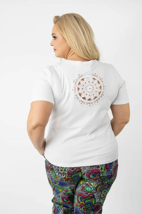 Bluzka-z-szydełkową-rozetą-biała--i-spodnie-z mankietami FLORAL-white-vippi-design (3).jpg