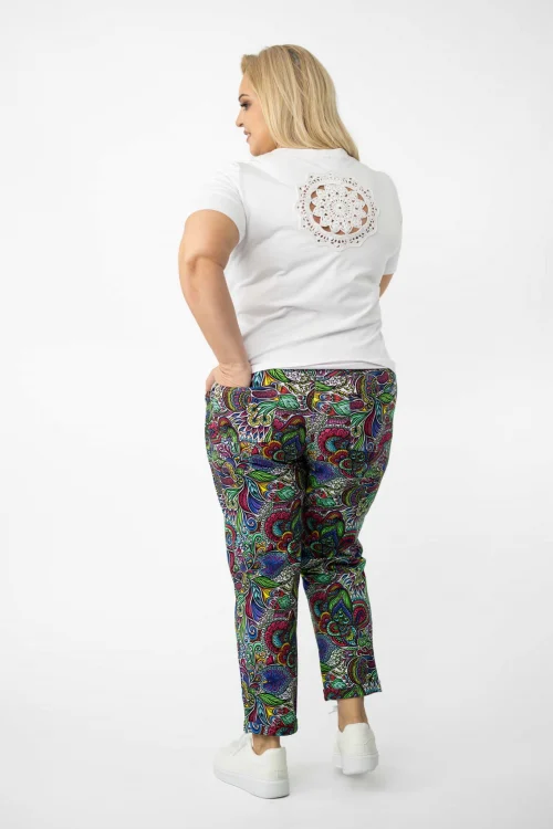 Bluzka-z-szydełkową-rozetą-biała--i-spodnie-z-mankietami-FLORAL-white-vippi-design-9.jpg