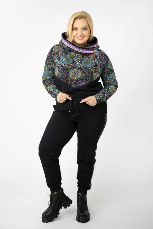 bluza-z-szydełkową-koronką-na-kapturze-spodnie-czarne-z-lampasem--RIO-vippi-design-8.jpg