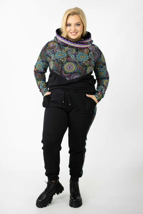 bluza-z-szydełkową-koronką-na-kapturze-spodnie-czarne-z-lampasem--RIO-vippi-design-9.jpg