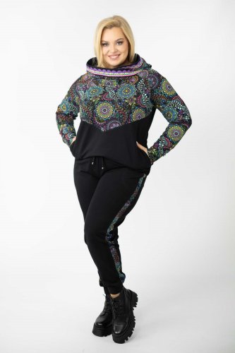 bluza-z-szydełkową-koronką-na-kapturze-spodnie-czarne-z-lampasem--RIO-vippi-design-11.jpg