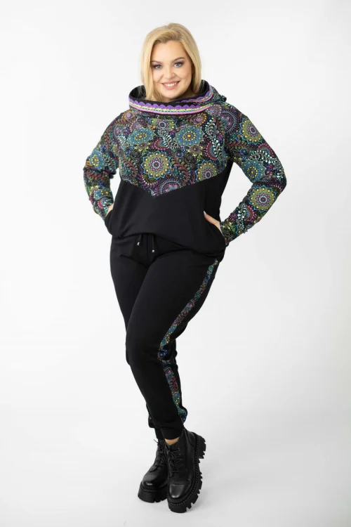 bluza-z-szydełkową-koronką-na-kapturze-spodnie-czarne-z-lampasem--RIO-vippi-design-11.jpg