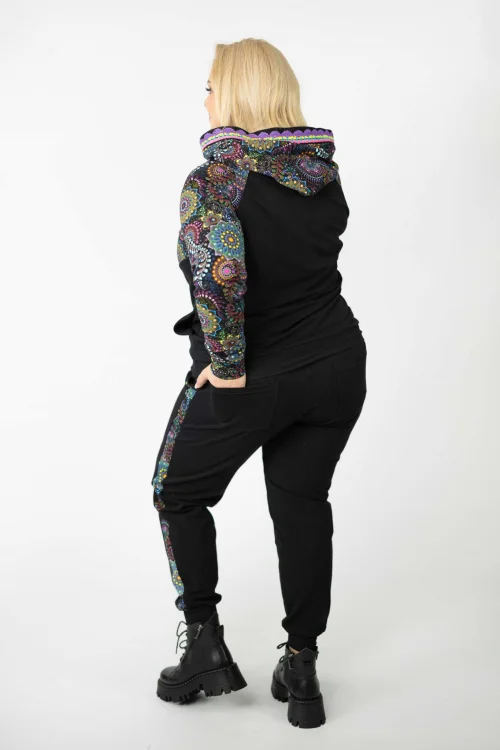 bluza-z-szydełkową-koronką-na-kapturze-spodnie-czarne-z-lampasem--RIO-vippi-design-13.jpg