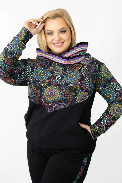bluza-z-szydełkową-koronką-na-kapturze-spodnie-czarne-z-lampasem--RIO-vippi-design.jpg