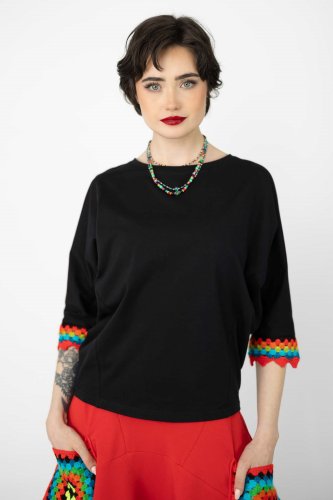 bluzka-z-szydełkowymi-mankietami-z-linii-KGart-marka-vippi-design (2).jpg