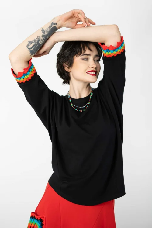 bluzka-z-szydełkowymi-mankietami-z-linii-KGart-marka-vippi-design (1).jpg
