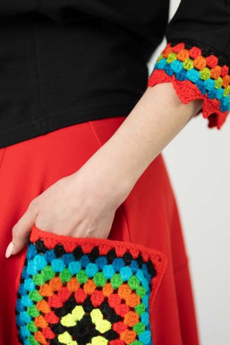 spódnica-czerowna-origami-z-kieszenią-szydełkową-i-frędzlami-z-linii-KGart-i-bluzka-z-szydełkowymi-mankietami-marka-vippi-design (5).jpg