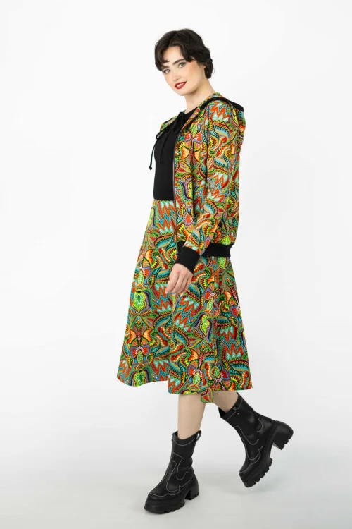 bluzka-czarna-wiskozowa-z-wiązaniem-linia-BASIC-spódnica-midi-kolorowa-z-kieszeniami-i-bluza-bomberka-z-kapturem-kolekcja-MEXICO-marka-vippi-design (2).jpg