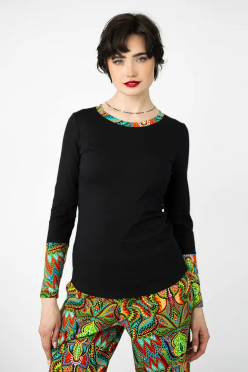 bluzka-czarna-z-kolorowymi-mankietami-kolekcja-MEXICO-marka-vippi-design (2).jpg