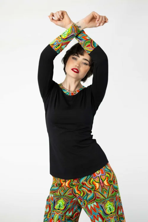bluzka-czarna-z-kolorowymi-mankietami-kolekcja-MEXICO-marka-vippi-design (4).jpg