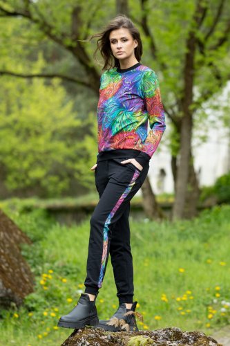 spodnie-czarne-z-lampasami-i-bluzka-sportowa-kolorowa--BLOOM-multi-vippidesign-2.jpg